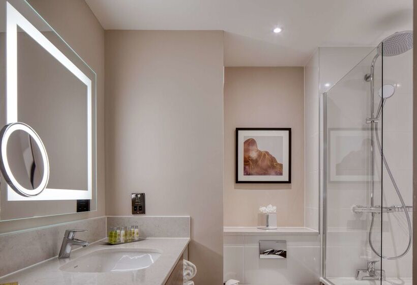 هتل Doubletree By Hilton Dartford Bridge