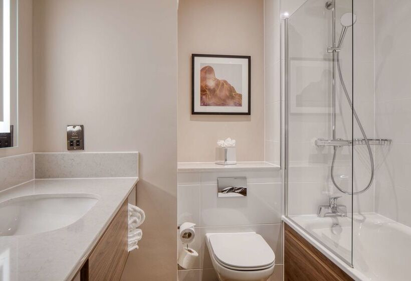 هتل Doubletree By Hilton Dartford Bridge