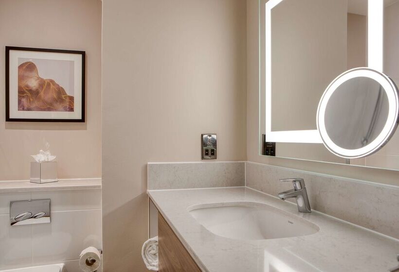 هتل Doubletree By Hilton Dartford Bridge