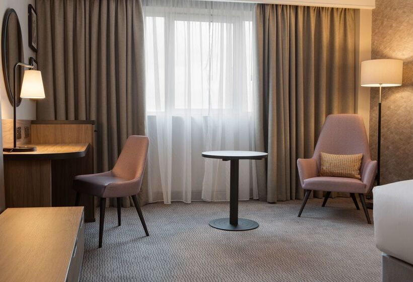 هتل Doubletree By Hilton Dartford Bridge