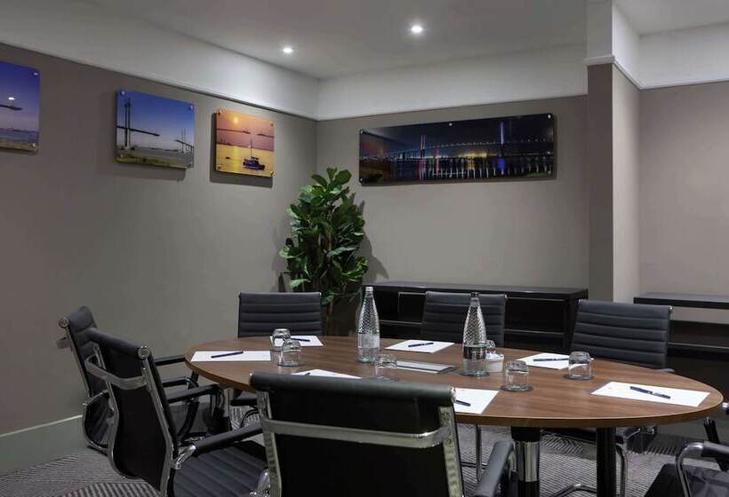 هتل Doubletree By Hilton Dartford Bridge