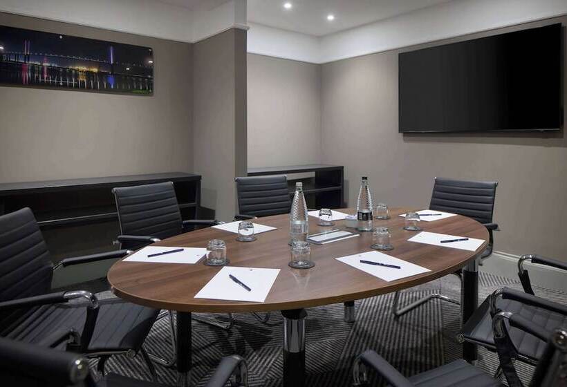 هتل Doubletree By Hilton Dartford Bridge