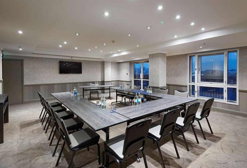 هتل Doubletree By Hilton Dartford Bridge