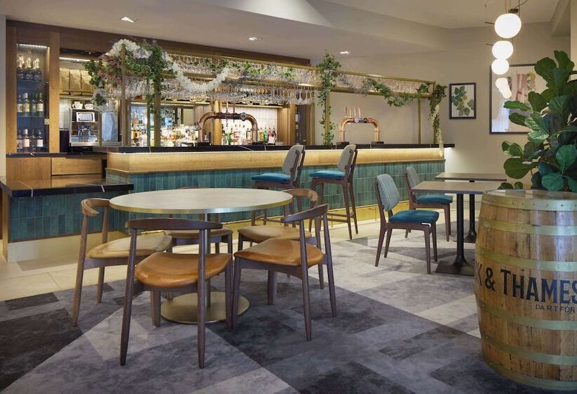 هتل Doubletree By Hilton Dartford Bridge