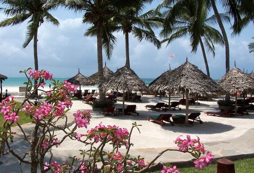 هتل Pinewood Beach Resort And Spa