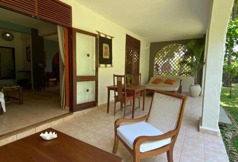 هتل Pinewood Beach Resort And Spa
