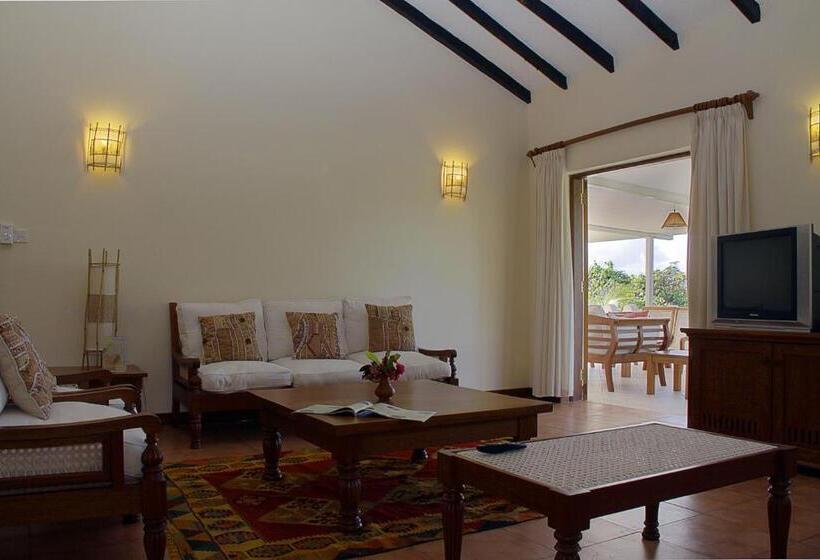 هتل Pinewood Beach Resort And Spa