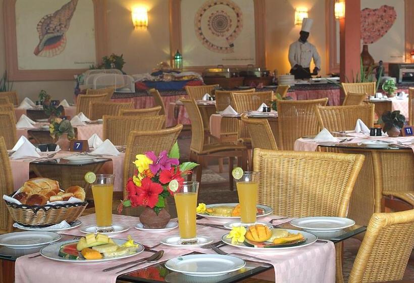 هتل Pinewood Beach Resort And Spa