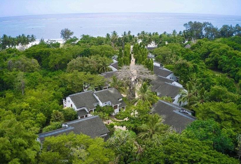 هتل Pinewood Beach Resort And Spa