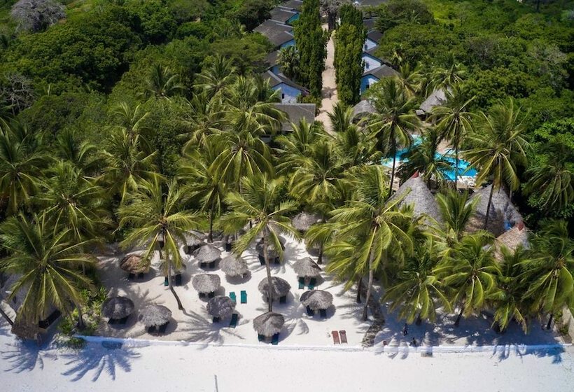 هتل Pinewood Beach Resort And Spa