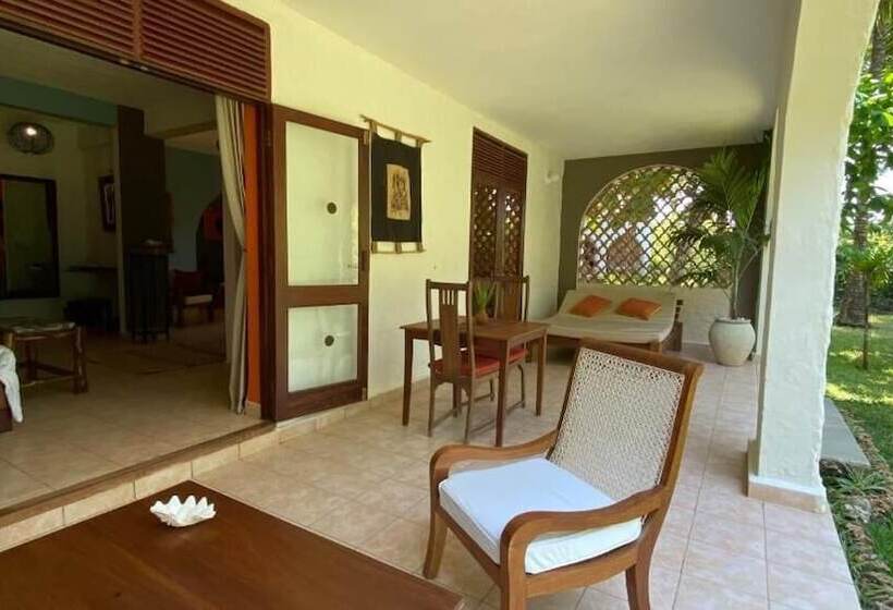 هتل Pinewood Beach Resort And Spa