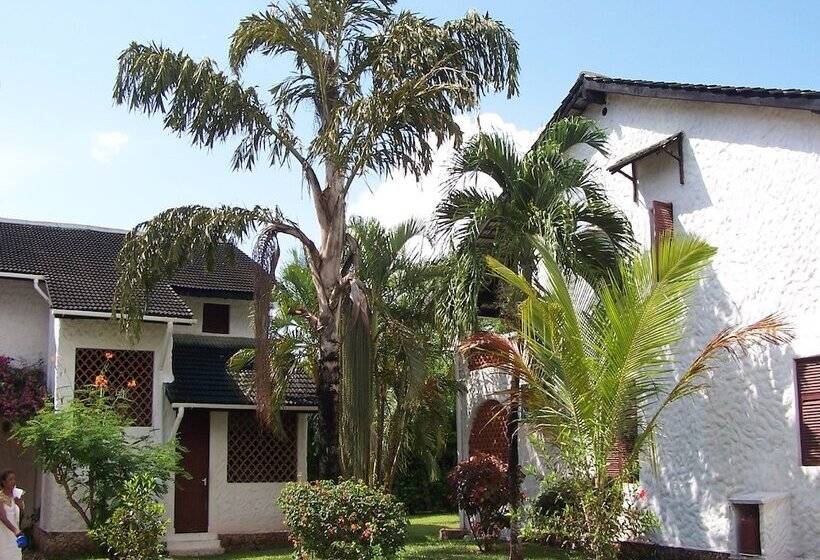 هتل Pinewood Beach Resort And Spa