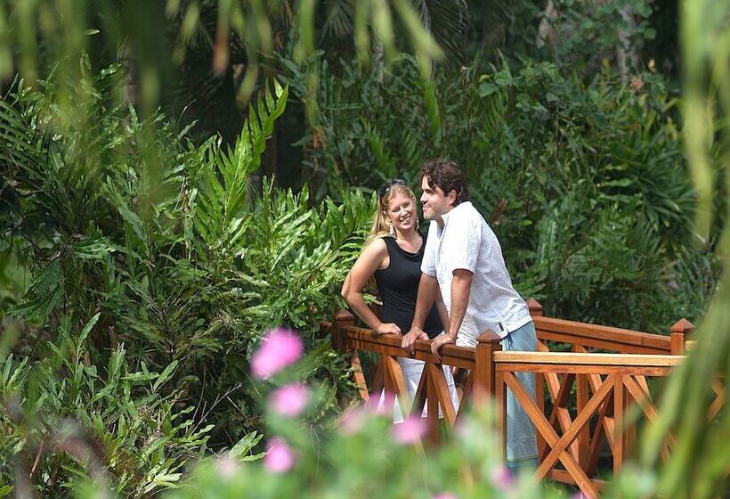 هتل Pinewood Beach Resort And Spa