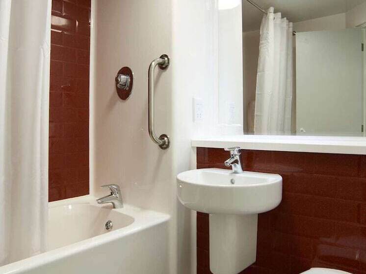 Отель Travelodge Edinburgh Learmonth