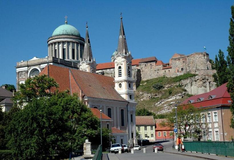 호텔 Alabárdos Panzió és Apartmanház