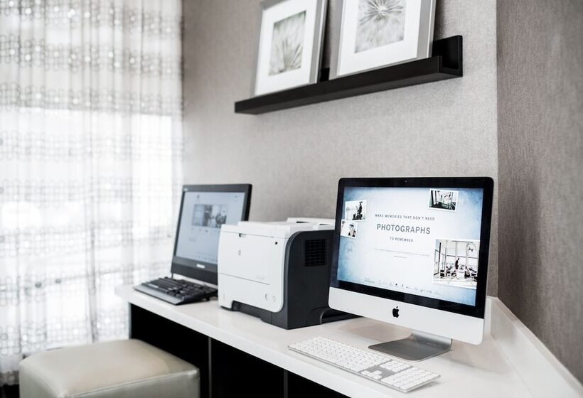 هتل The Hollis Halifax A Doubletree Suites By Hilton