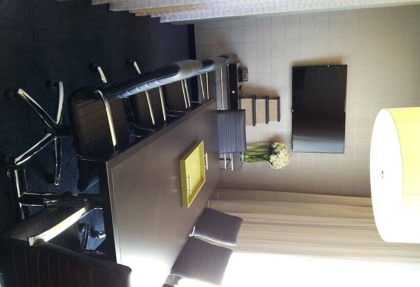 هتل The Hollis Halifax A Doubletree Suites By Hilton