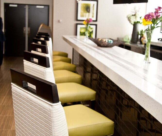 هتل The Hollis Halifax A Doubletree Suites By Hilton