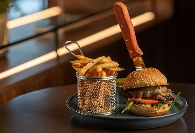 هتل The Hollis Halifax A Doubletree Suites By Hilton