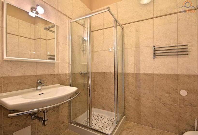 هتل Rotonda Inn Novigrad