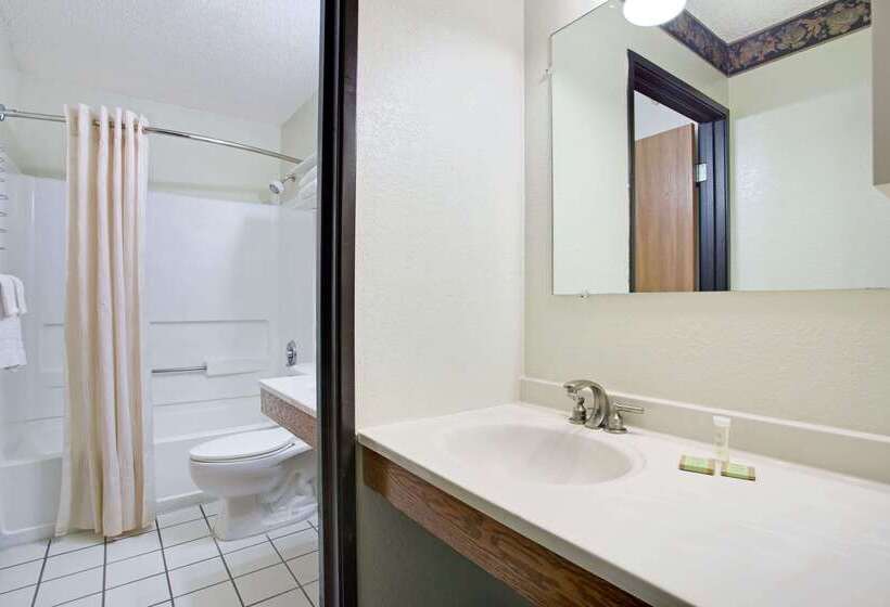 هتل Super 8 By Wyndham Clearwater/st. Petersburg Airport
