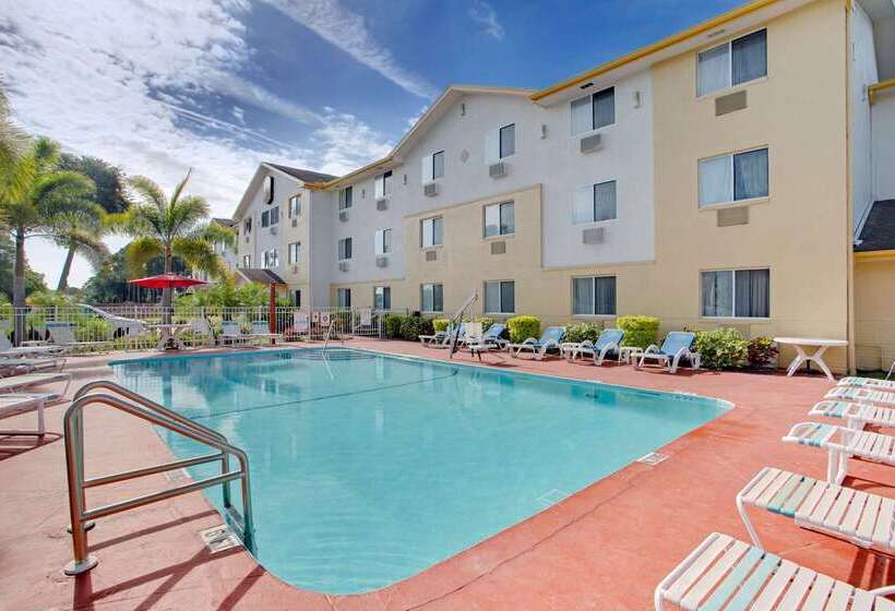 هتل Super 8 By Wyndham Clearwater/st. Petersburg Airport