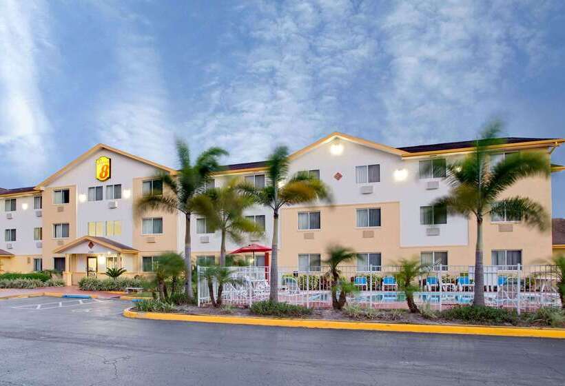 هتل Super 8 By Wyndham Clearwater/st. Petersburg Airport