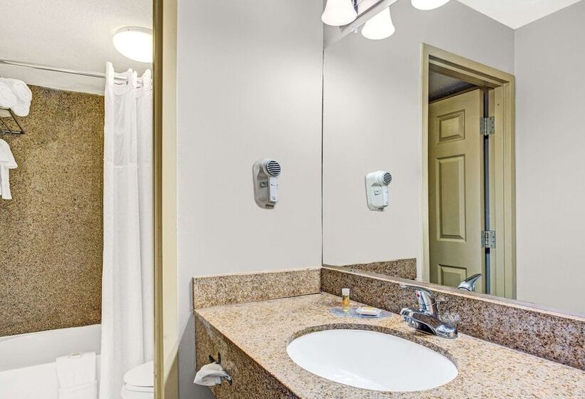 هتل Days Inn By Wyndham York Alabama