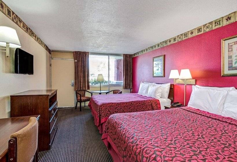 هتل Days Inn By Wyndham York Alabama