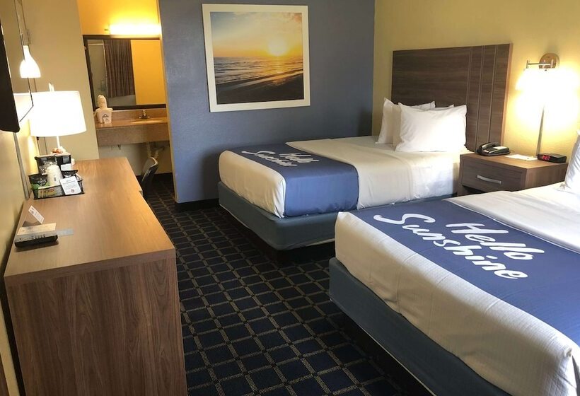 هتل Days Inn By Wyndham York Alabama