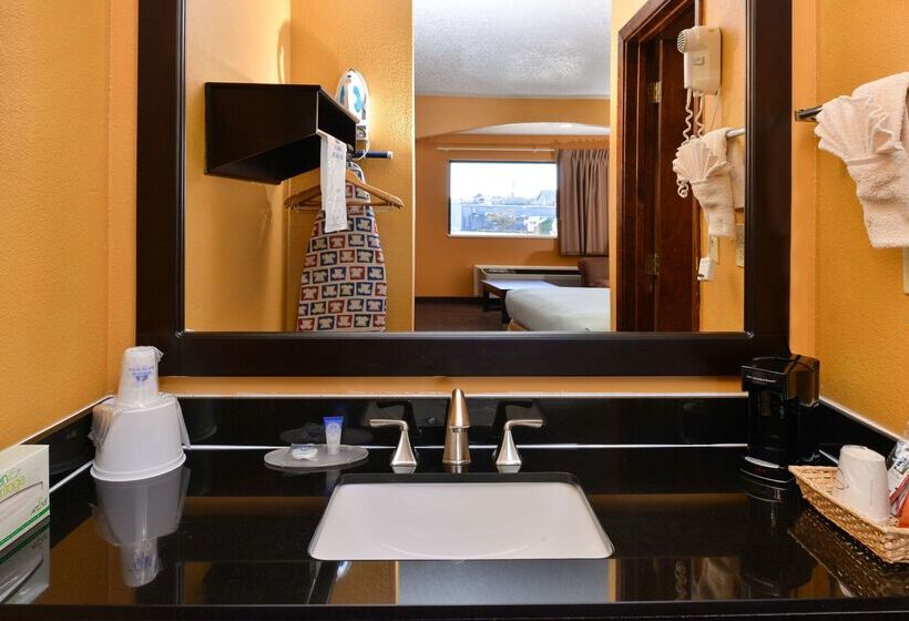 هتل Days Inn & Suites By Wyndham Byram