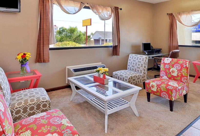هتل Days Inn & Suites By Wyndham Byram