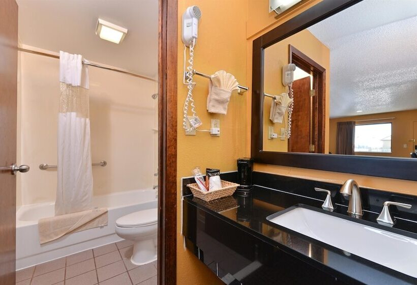هتل Days Inn & Suites By Wyndham Byram