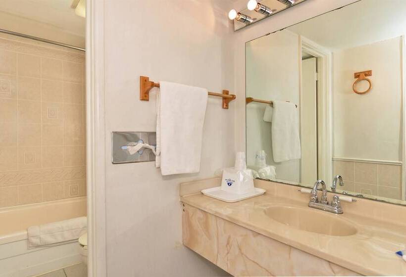 Отель Americas Best Value Inn & Suites Kansas City