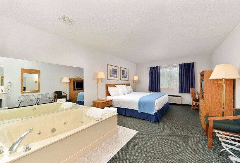 هتل Americas Best Value Inn Tahquamenon Country