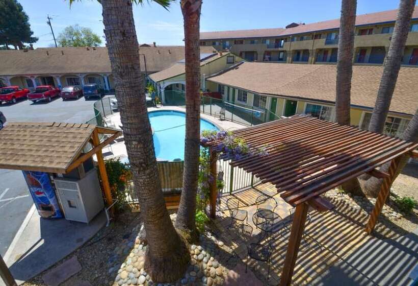 هتل Bay Front Inn