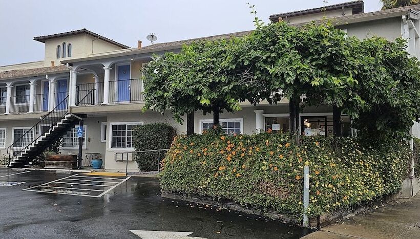 هتل Bay Front Inn