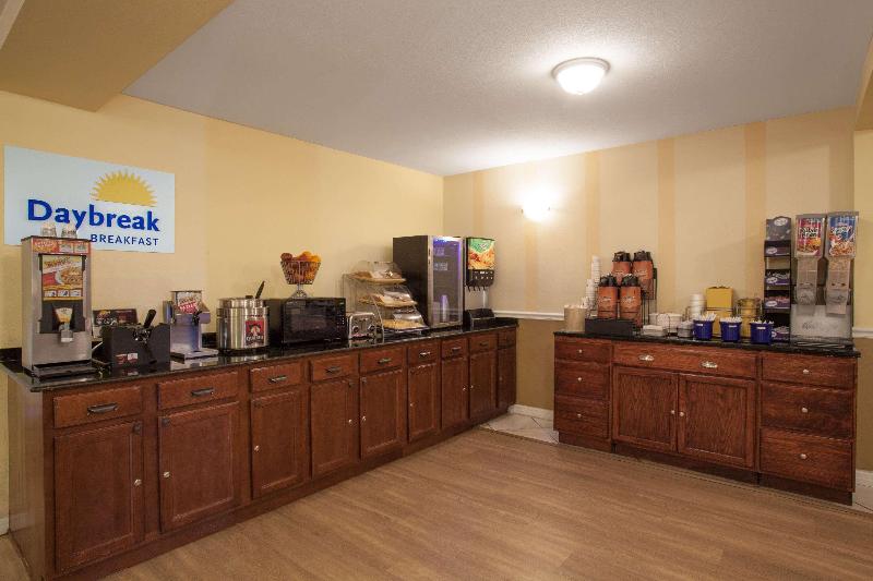 בית מלון כפרי Days Inn By Wyndham Daytona Beach Speedway