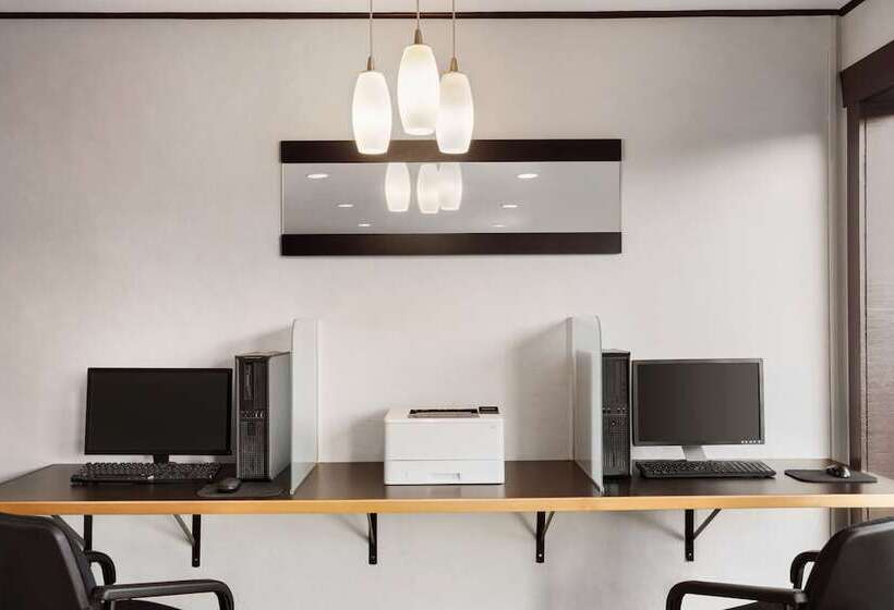 هتل Days Inn By Wyndham Kelowna