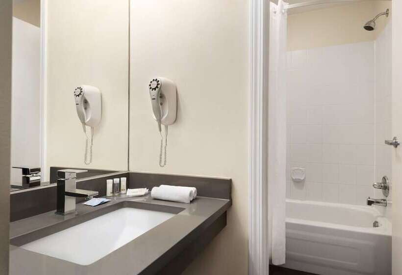 هتل Days Inn By Wyndham Kelowna