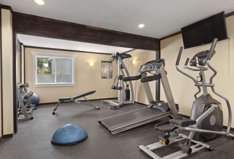 هتل Days Inn By Wyndham Kelowna