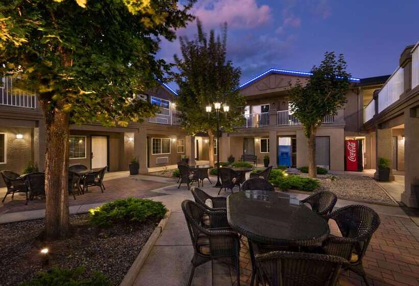 هتل Days Inn By Wyndham Kelowna
