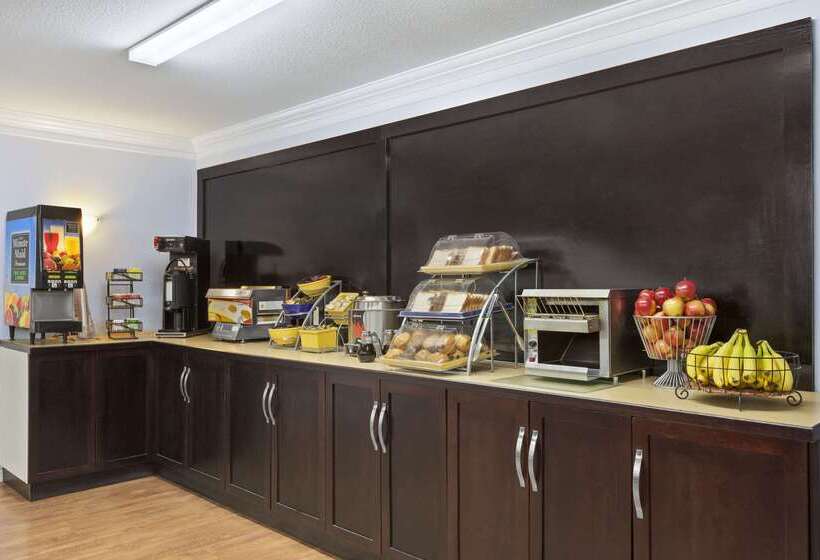 هتل Days Inn By Wyndham Kelowna