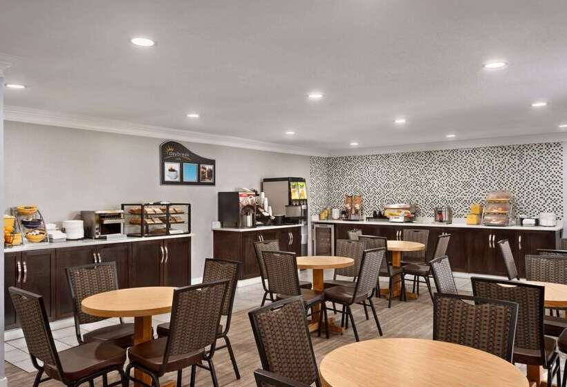هتل Days Inn By Wyndham Kelowna