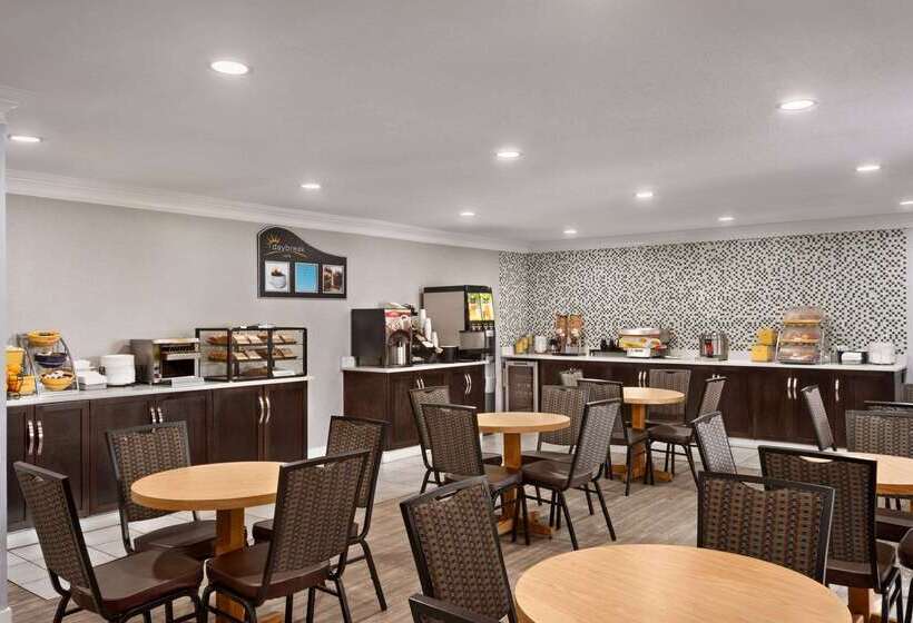 فندق Days Inn By Wyndham Kelowna