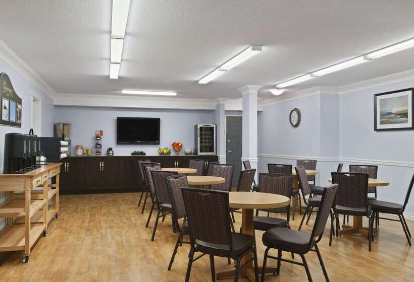 هتل Days Inn By Wyndham Kelowna