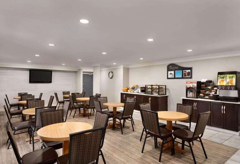 هتل Days Inn By Wyndham Kelowna