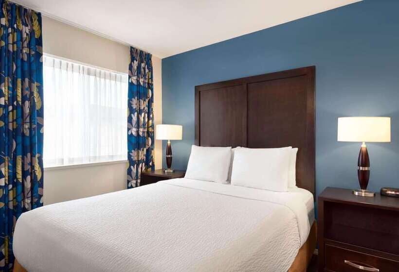 هتل Days Inn By Wyndham Kelowna