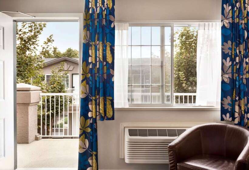 هتل Days Inn By Wyndham Kelowna