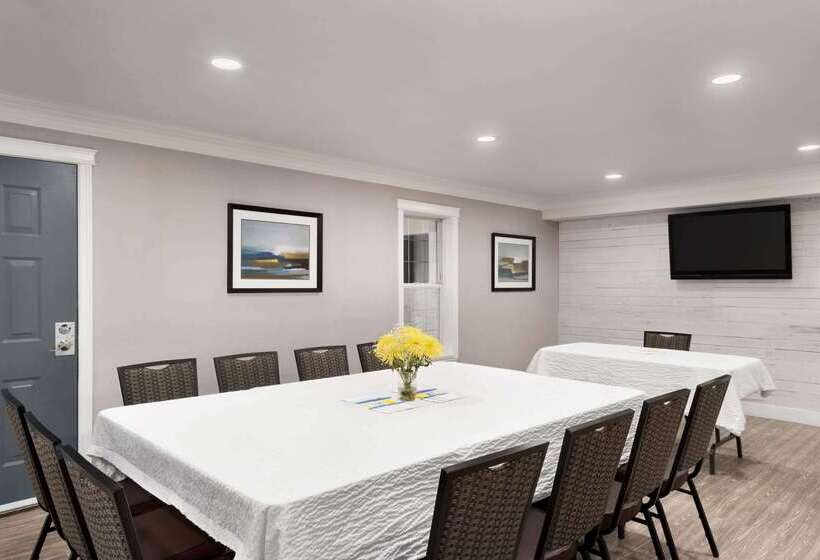 هتل Days Inn By Wyndham Kelowna